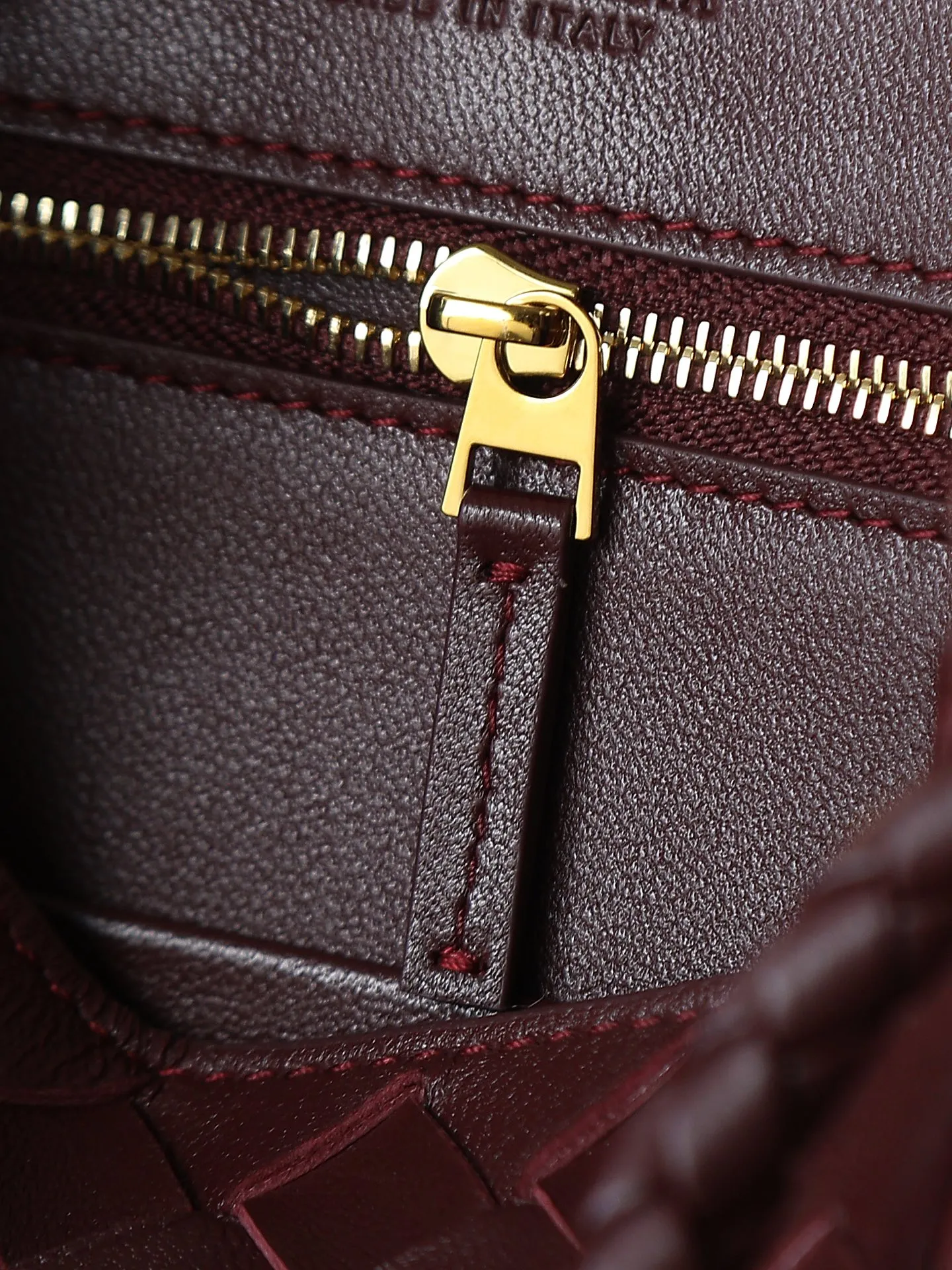 1300. Andiamo is shipping‼ ️Really popular🔥The new Andiamo woven handbag launched by Bottega Veneta this season is really popular all over the world! ! Celebrities at home and abroad have worn it, and Oscar-winning actress Michelle Yeoh has taken it out on the street. Song Jia, Trai Yala, Yu Feihong, Sanji Ayaka, Rosie Hunting-Whiteley, Yoshioka Riho, etc. have all worn this bag. It is classic and versatile and shows off your temperament, and the bag capacity is also large, which is very convenient for daily commuting! ! A variety of carrying methods, the shoulder straps can be adjusted by yourself, the original lambskin feels soft and delicate, and the unisex style breaks the gender boundaries and brings a more practical and long-lasting use experience. Andiamo, which has both elegant and casual styles, perfectly interprets the true appearance of "fashionable old money style". Style number: 766014 Size: 25*22*10.5cm